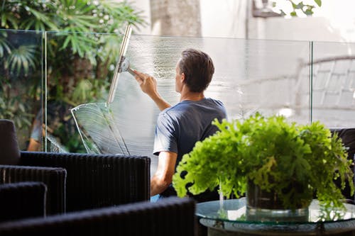 How to clean windows and glass the professional way